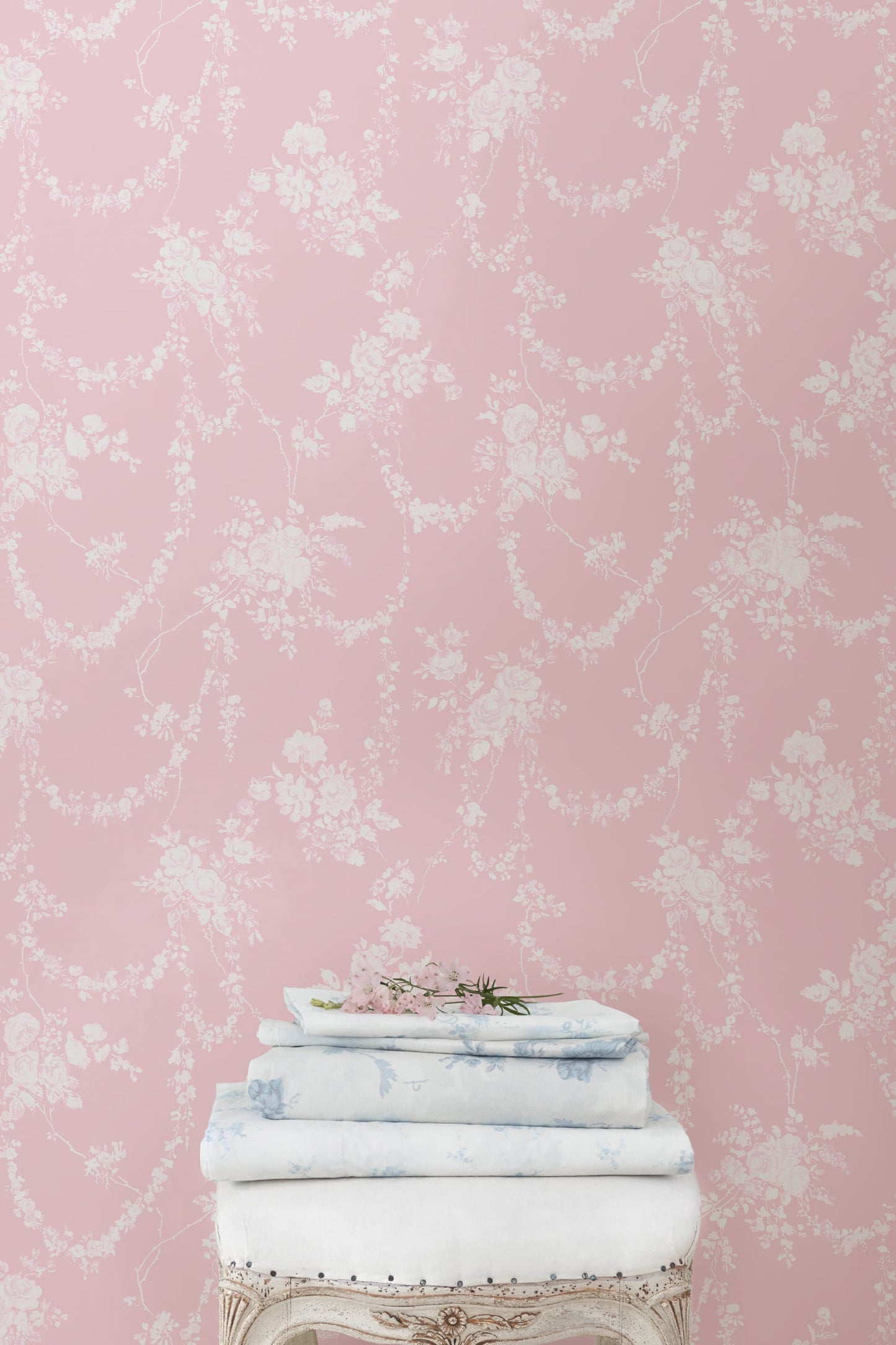 Chandelier Gates Standard Wallpaper